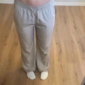 Fräscha beige linnebyxor från 157 - Beiga linnebyxor från lager 157 med resår i midjan. Byxorna är i modell bootcut och är använda fåtal gånger, de har inga defekter och säljer de bara för att de inte kommer till användning!💗 