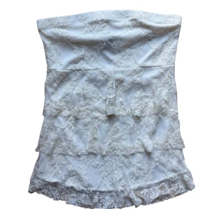 Vintage y2k Vit spetstopp från rue21 - Vit spets bandeau topp. Strl M men passar mig som en S mer. 