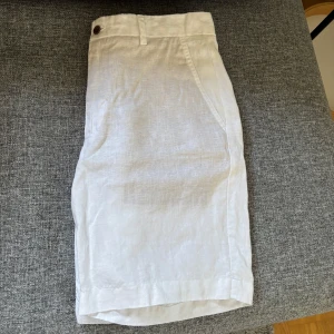 Linneshorts - Säljer ett par riktigt schyssta linne shorts från Zara. Säljer dem då de ej passar mig längre. Storleken är M och passar 30-31 i midjan. Finns inga fläckar eller tecken på användning! Hör av er vid frågor!