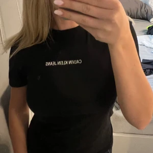 Svart t-shirt från Calvin Klein  - Snygg svart t-shirt från Calvin Klein med vit logga tryckt på bröstet i XS. Superfint skick! ⭐️