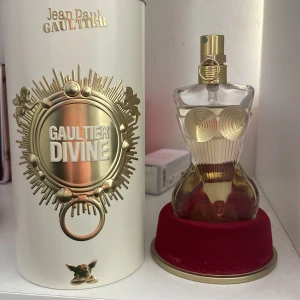 Jean Paul Gaultier Divine Eau de Parfum - Köpt på kicks förra veckan, har endast använt den 1 gång den är 30ml och kom inte helt full!