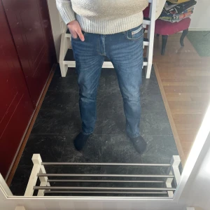Blå jeans från Dressmann Regular Fit - Säljer ett par klassiska blå jeans från Dressmann i modellen Regular Fit. Storlek:31/32