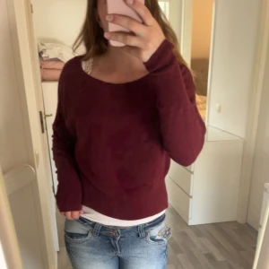 Vinröd stickad tröja  - Säljer en vinröd stickad tröja från BikBok 🎸Storlek S och är bara använd 3 gånger så den är i toppen skick. 