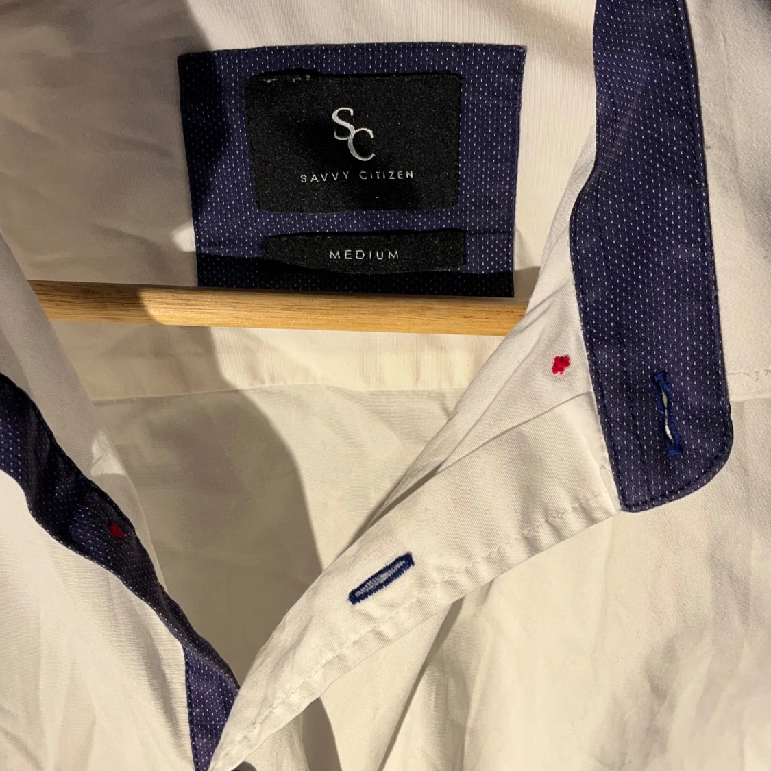 Vit skjorta med blå detaljer från Savvy Citizen - 1