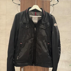 Field jacket från Moncler - Tjena! Säljer nu av min Field jacket i storlek 3 dvs M/L från Moncler! Absolut en av de snyggaste jackorna jag har haft. Grymt snygg jacka nu till vår/sommaren och passar till de mesta! Äkthetscertfikat medföljer (kontakta vid bildbevis). Man kan absolut höra av sig vid fler bilder eller andra frågor om det uppstår några. Pris går att diskutera vid snabb affär! Ha det bäst! ;)