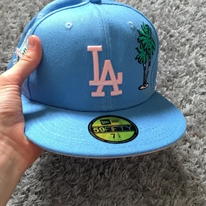 Stilren keps för sommaren  - Helt ny aldrig använd. 57 7 cm. Blå och rosa