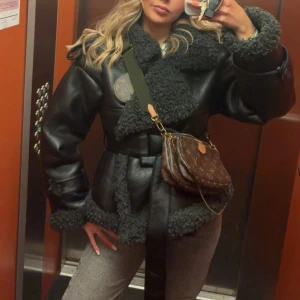 Adoore jacka  - Säljer en svart jacka från Adoore. Superfin jacka i mycket bra skick, använd fåtal gånger pga tyvärr för stor. Perfekt för kyliga dagar och ger en trendig look.