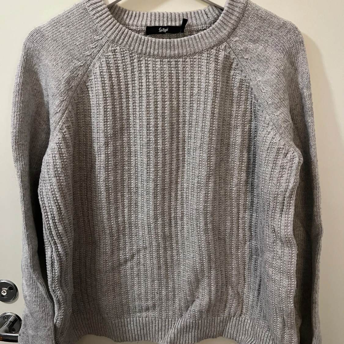 Grå stickad tröja från Sportsgirl