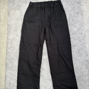 Svarta linnebyxor - Svarta linnebyxor från KappAhl. Aldrig använt!