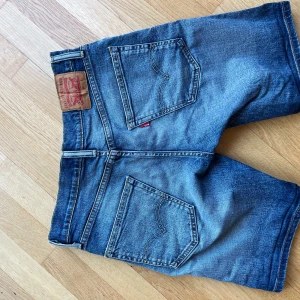 Levis 502 jeansshorts - Levis jeansshorts i bra kvalitet. Waist 30 och längden syns på bilden (jag är 180cm).