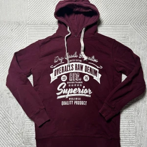 Vinröd hoodie | M  - Vinröd hoodie | fint skick, mycket kvar att ge | M men skulle kunna passa S | vid funderingar hör då av dig | ⚜️