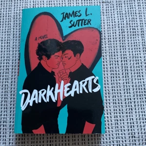 Dark Hearts - En ungdomsroman om kärlek, vänskap och musik. Boken följer David som återförenas med sin barndomsvän Chance när deras band Darkhearts blir stort. Oväntade känslor och romantik ställs mot drömmen om att lyckas med musiken.