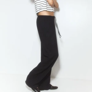 Svarta vida byxor med dragsko - Super fina svarta linnebyxor från hm💗