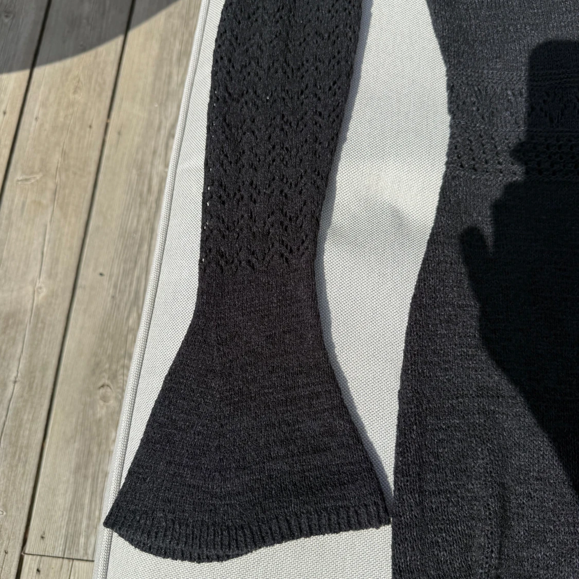 Svart stickad klänning med v-ringning från BikBok - 2