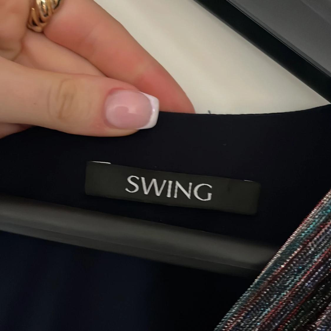 Glittrig klänning från SWING - 2