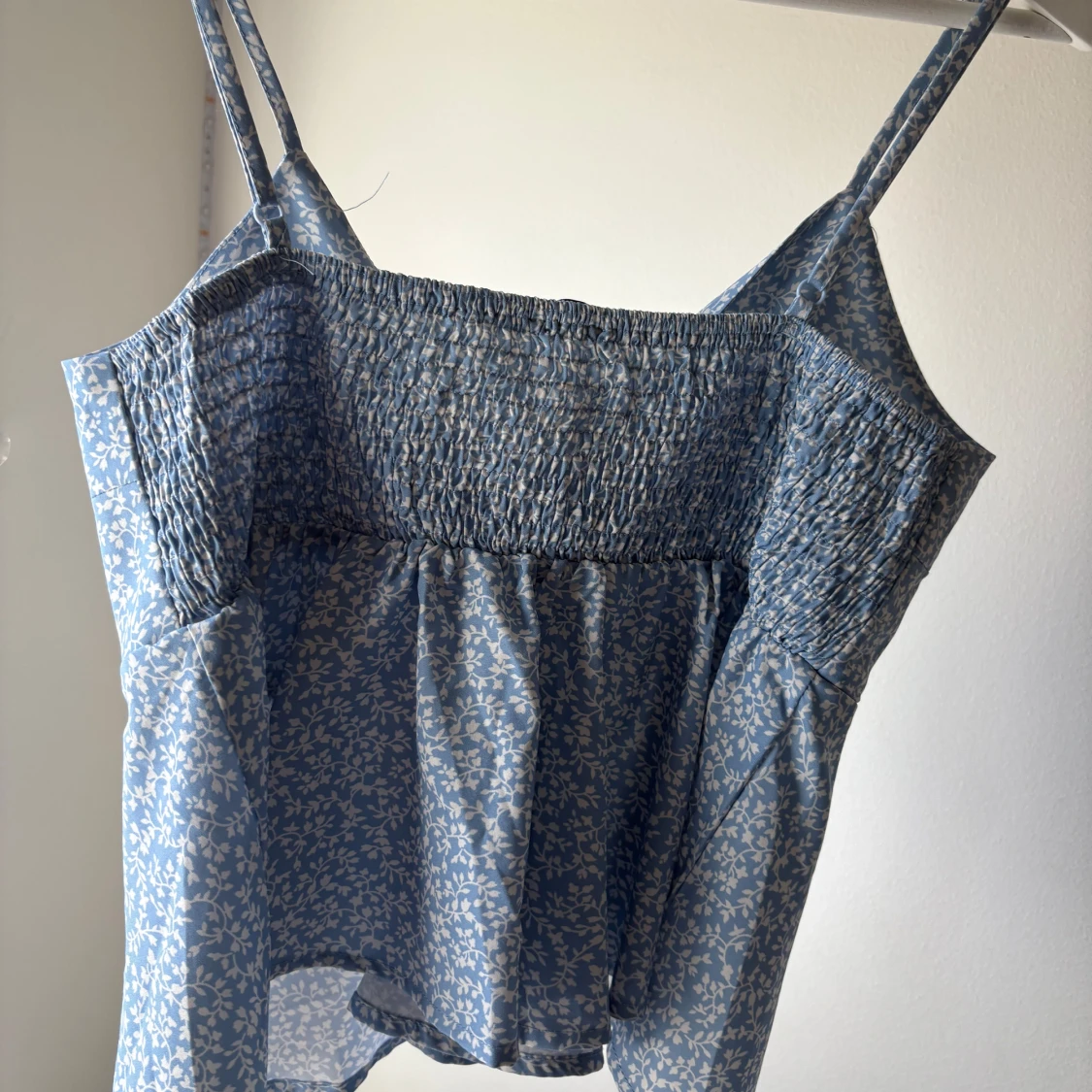 Blå blommig linnetopp med knyt - 1