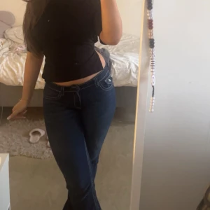 Mörkblå bootcut jeans med vita sömmar - Säljer mina low waist boot cut jeans från Gina då dom ej kommer till användning, inga defekter eller något och skriv privat för mer info!🥰🥰