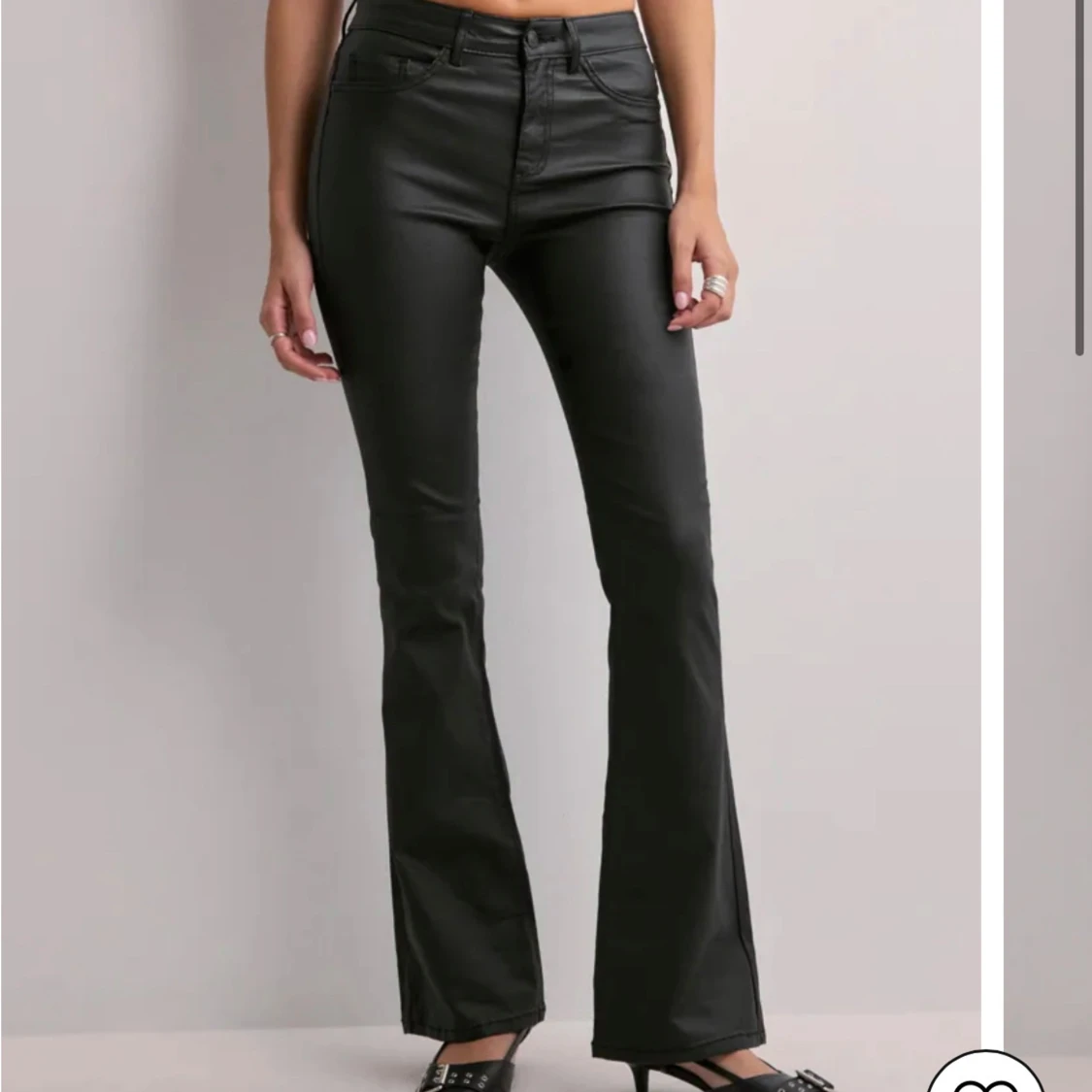 Svarta flared byxor i skinnimitation
