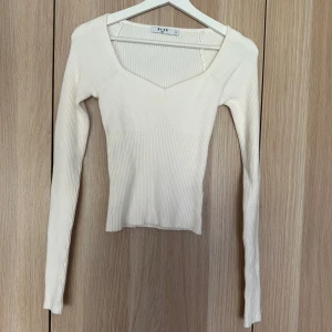 Stickad topp med detaljer - Fin stickad tröja från nakd med fina detaljer. Använd 2 gånger så i nytt skick