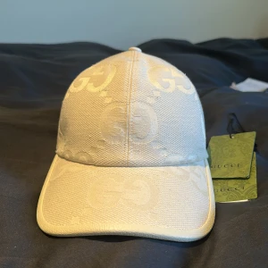  Gucci GG Jumbo Cap  - Gucci GG Jumbo cap, storlek: M, 9,5/10, med Tags! Inga missfärgningar eller defekter. Vit/beige (cream). 