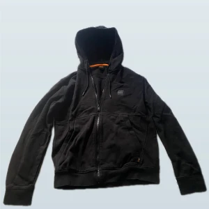 Svart orange hoodie från HUGO BOSS - Svart hoodie från Hugo boss. Använder inte längre därför jag säljer den.