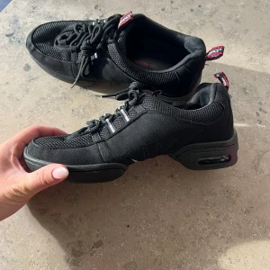 Supadance 8007 dansskor - Dans skor! 💃🏽  Supadance 8007 Använda mycket sparsamt och är i perfekt skick, inga skavanker Storlek 9 (passar EU39)  Nypris är 1500kr  One of the best dancing sneakers that is designed in leather and mesh low profile. Mesh material in the forepart allows the feet to breathe. Split sole dance trainer with offset spin spot. A must-have dance sneaker for any sort of dance practice. 
