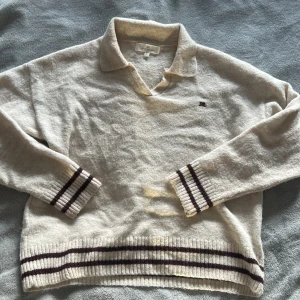 Stickad tröja med krage - Jättefin stickad tröja som tyvärr inte kommer till användning. Tröjan köptes på pull and bear i london förra året för ett högt pris, och har endast använts av mig två gånger, där av säljer jag den relativt dyrt. Men ha i åtanke att orginal priset är minst de dubbla. 