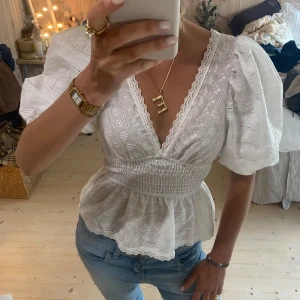 Broderad blus med puffärmar - SUPER snygg!! 
