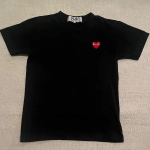 CDG T-shirt - Säljer denna sjukt feta CDG tröja. Den är i bra skick och är sten fräsch nu inför sommaren. Perfekt för dig som letar efter en trendig stil. 