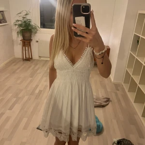 Vit spetsklänning med v-ringning - Söt somrig vit klänning med v-ringning🤍   Perfekt för skolavslutning eller student, jag hade den på min skolavslutning                                             Öppen rygg😍