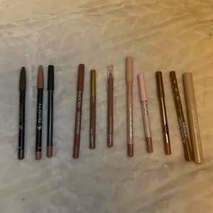 Läppennor i olika nude och rosa nyanser - Säljer 11 läppennor i olika nude, bruna och rosa toner. Pennorna kommer från märken som IsaDora, e.l.f. och Shigety Cosmetics. Charlotte tillbury och kylie kostar 100 kr/st. Alla andra kostar 30 kr/st