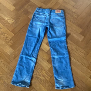 Levi's 551Z Authentic Straight jeans - Blå jeans från Levi's i modellen 551Z Authentic Straight. Klassisk femficksdesign, raka ben och normal passform. Jeansmaterialet är slitstarkt och har en snygg tvätt. Perfekta för dig som gillar en tidlös och avslappnad stil. Storlek Xs eller 16 år