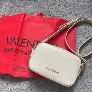 Vit axelväska från Valentino - Säljer en väska från Valentino!!💗💗