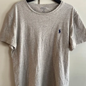 Grå t-shirt från Polo Ralph Lauren - En snygg raffe T-shirt i mycket bra skick, inget att anmärka på och den är i storlek S