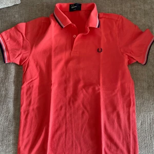 Piké från Fred Perry - Säljer en schysst piké från Fred Perry i riktigt bra skick, som nästan aldrig använts. Perfekt för en stilren look och funkar lika bra för t.ex. golfbanan. Pris kan diskuteras vid visat intresse.
