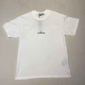 Stone Island T-shirt - Stone Island T-shirt i ny skick inga defekter. Perfekt för sommaren och har snygg design på baksidan. Loggan inuti skannar och den kommer i påsen jag fick den med. Säljer då den inte passar mig.