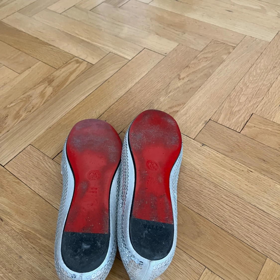 Silvriga ballerinaskor med paljetter från Bally - 4