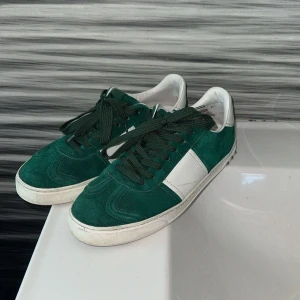 Valentino flycrew - Schyssta skor från valentino. Storlek: 41 passar 42 | gröna | pris: pris 2599 | skick: 8/10 || dustbag kommer med | fraktas inom 30 minuter efter köp |