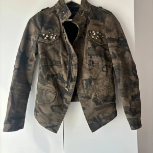 Camouflage jacka med nitar från Zara XS 🫶🏻 - GREAT CONDITION 🫶🏻