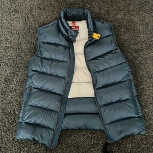 Äkta parajumper väst  - Super bra skick. Västen är storlek L fast den passar m.Priset går att diskuteras via snabb affär.