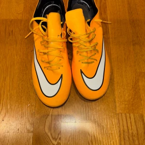 Nike Vapor X SG Pro  - Nike Vapor X SG Pro. Köpte dem men satt inte bra på foten. Aldrig använt dem, tror tidigare ägare använt ett fåtal gånger. Skick 9/10