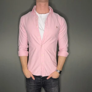 Ralph lauren skjorta - Hej säljer nu min fina Ralph lauren skjorta i storlek S. Den är i nyskick och kommer vara otroligt snygg nu i vår och framåt sommaren. Nypris cirka 1600kr! Vi kommer att sälja liknande produkter nu i vår och närmare sommar så glöm inte följa profilen!🌊🍾