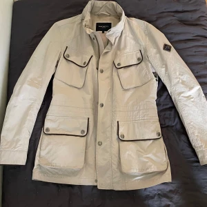 Hackett london jacka - Säljer en jacka från hackett London i storlek S och är i skick 10/10 då jag bara använt den ett fåtal gånger. Inga tecken på defekter! 🟢Mitt pris: 600kr   🔴Nypris: 4000kr
