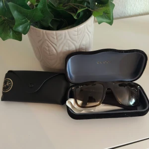 Rayban boyfriend - Tjena! Säljer av mina boyfriends då jag tröttnat! Inköpt på synsam & tillkommer ett gucci fodral då dem inte fick plats i rayban fodralet. Kvittot är dock väck. Liten skråma på glaset men inget man ser vid användning! 