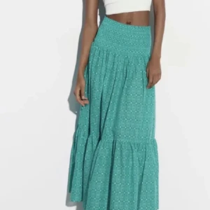 Grön långkjol med mönster -  Säljer pga kommer aldrig till användning men super fin kjol till sommaren! Använd fåtal gånger!💞💞💞