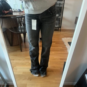 Svart/grå jeans från Zara 💕 - Jättefina jeans från Zara, lappen kvar på! Säljer pga dem är för långa och lite små på mig         Strl. 38, jag är 168 cm lång💝