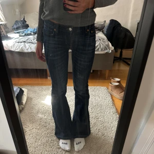Mörkblå bootcut jeans - Säljer ett par mörkblå bootcut jeans som inte kommer till användning längre 💛