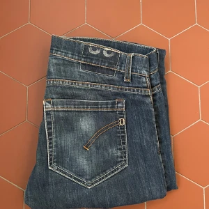 Dondup jeans - Mörkblåa Dondup George jeans. W:32                             Stilrena jeans som man kan ha till vardags men även finare tillställningar! Har använts sparsamt. Pris kan diskuteras!😎