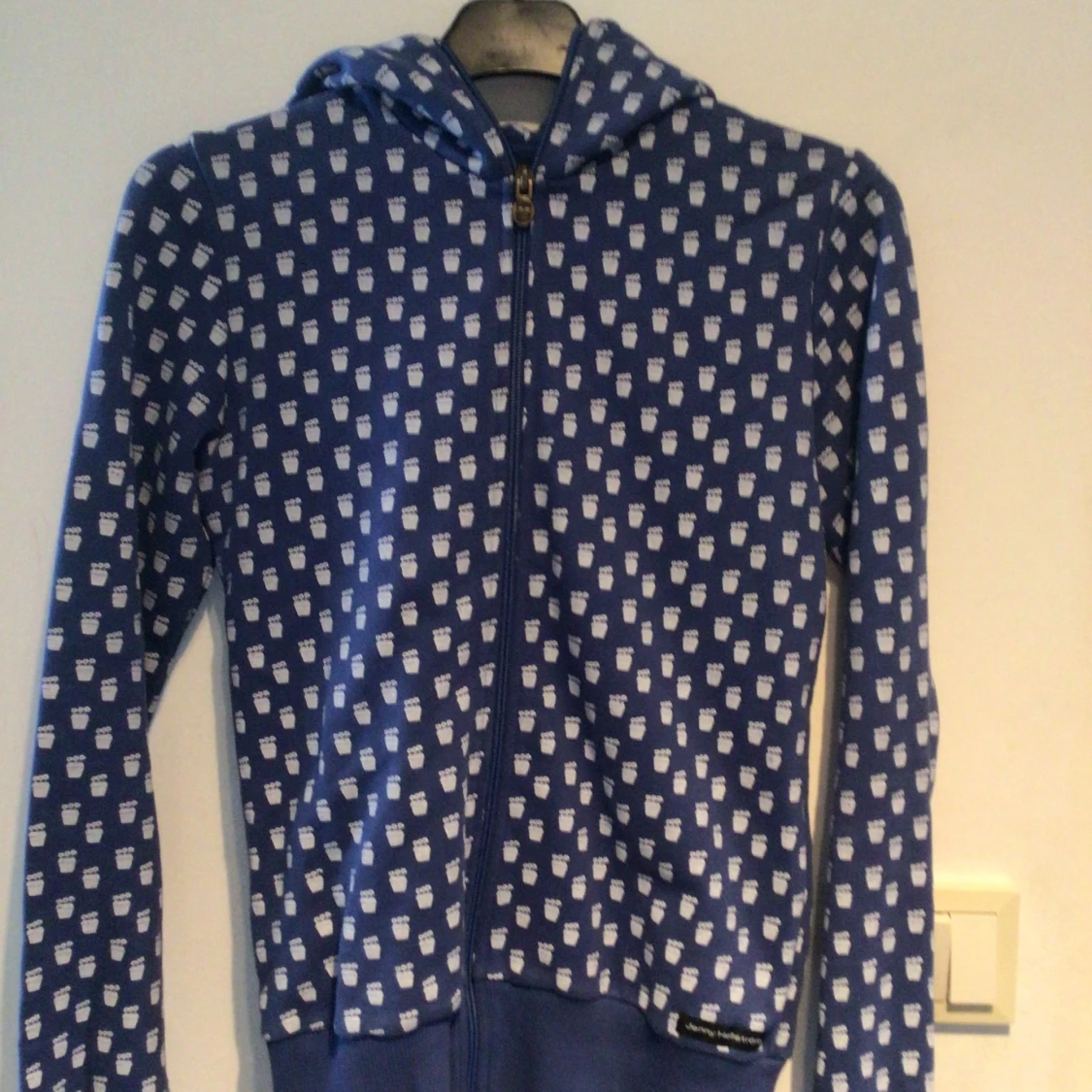 Blå hoodie med vita krukmönster från Jenny Hellström