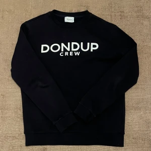 Dondup tröja  - Säljer den här dondup tröjan i storlek L, passar dock även M. Den är mörkblå men ser svart ut på bilden, kan lösa bättre bilder om det önskas. Trycket är i ett riktigt snyggt mönster, för fler frågor skriv gärna 
